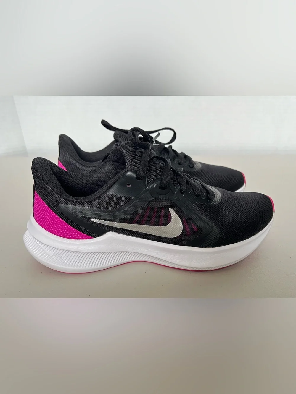 Nike NWOB Downshifter 10 Running Shoes Women’s 7.5 Black Pink CI9984-004